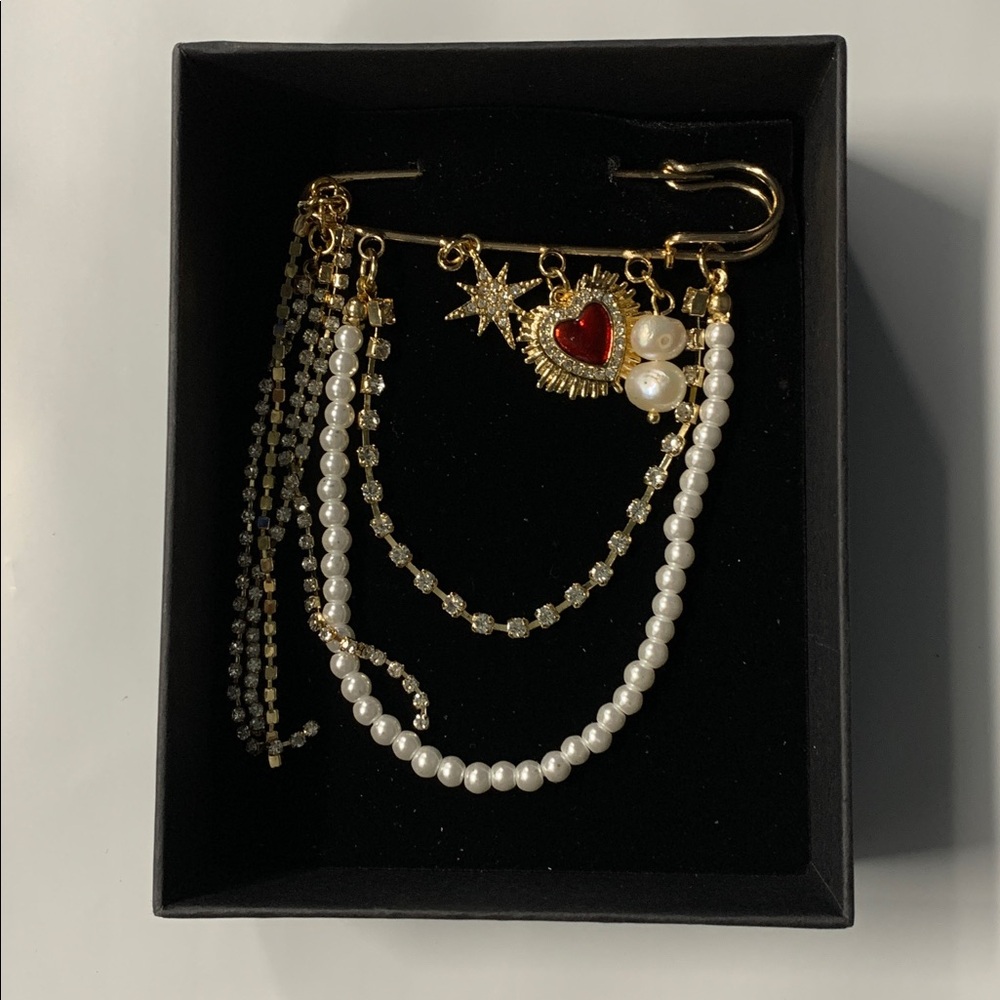 BLOOMINGDALE'S Golden Embellished Faux Pearl Chain Pin Brooch - Picture 4 of 4
